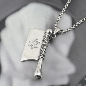 Collier avec pendentif couperet et batte en acier titane punk avec fini argenté vieilli