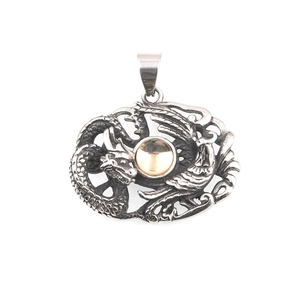 Collier vintage en acier titane avec pendentif dragon et perle ambrée sur fond blanc