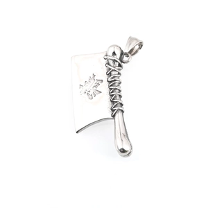 Collier avec pendentif en forme de couperet en acier titane et gravure de caractère