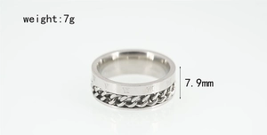 Detalle de anillo giratorio de acero de titanio de 7,9mm con números romanos y cadena