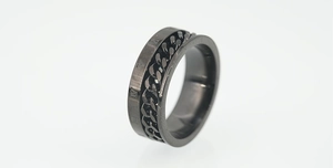 Detalle de anillo giratorio de titanio negro con cadena y números romanos