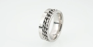 Primer plano de anillo de cadena giratorio con números romanos en acero inoxidable