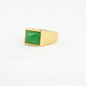 Herren Vintage Ring aus goldfarbenem Titanstahl mit großem grünem Edelstein