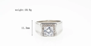 Vue détaillée d'une bague en titane avec diamant central et détails de halo carrés