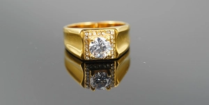 Détails d'une bague pour homme en plaqué or avec halo carré et pierre centrale claire