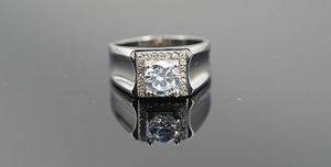 Détail macro de la bague en titane pour homme avec face carrée et zircon central serti