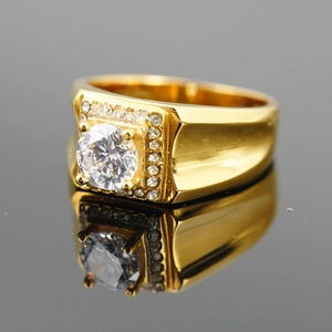 Bague classique pour homme en titane doré avec grosse pierre et halo carré poli