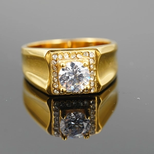 Bague classique pour homme en acier titane doré avec diamant rond et reflet sur le miroir