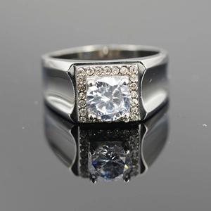 Bague pour homme en acier titane avec face carrée et incrustation d'un grand zircon rond