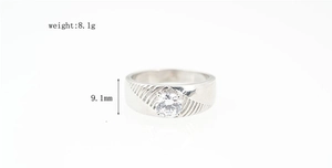 Détail d'une bague homme de 9,1 mm en acier inoxydable avec zircon central et rainures
