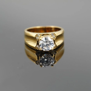 Anello classico in acciaio al titanio dorato con pietra centrale tonda e accenti laterali