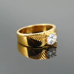 Bague de fiançailles classique en acier titane doré avec zircone ronde et serti à griffes