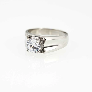 Anello classico in acciaio al titanio argento con grande zirconia cubica tonda unisex
