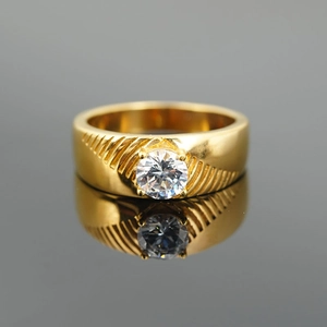 Bague classique pour homme en acier titane doré avec zircone et détails nervurés