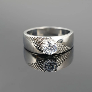 Bague classique pour homme en acier titane argenté avec diamant rond et détails rainurés
