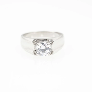 Anello classico in acciaio al titanio argento con grande solitario e diamanti laterali