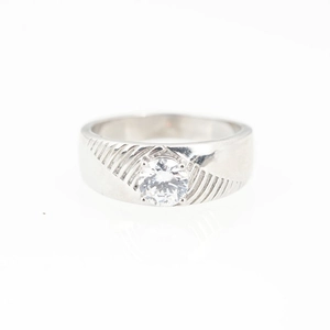 Bague classique en acier titane argenté pour homme avec diamant rond et gravure radiale