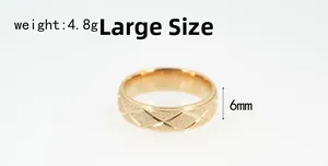 Makro-Detail von 6mm goldfarbenem Titanring mit geometrischer Frost-Textur und Matt-Finish
