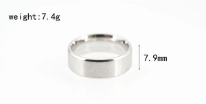 Détail d'une bague en acier titane brossé de 7,9mm avec dimensions et poids de 7,4g