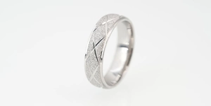 Detaillierte Makroansicht des Titanstahlrings mit gefrosteter Textur und Rautenmuster in Silber