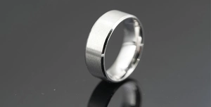 Détail de la bague en titane argenté avec centre brossé mat et bords biseautés polis