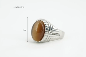 Détail de la bague en argent avec œil-de-chat marron, poids 13,7g et hauteur de 19mm