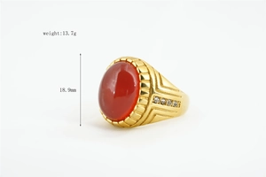 Détail macro d'une bague vintage en or pour homme avec gemme rouge et poids de 13,7g