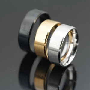 Bague Anneau Simple en Acier Titane pour Hommes Femmes Surface Mate Brossée Bord Biseauté Poli Coupe Confort Bague de Couple Bijoux Or Noir Argent