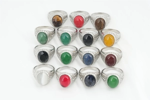 Détail macro d'un ensemble de 15 bagues en argent avec diverses pierres cabochons