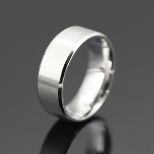 Bague large en acier inoxydable brossé avec bords polis sur fond gris dégradé