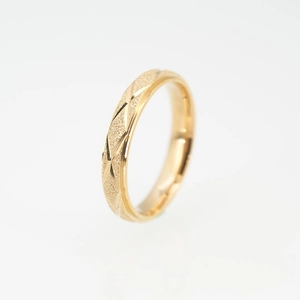 Goldener Titanstahlring mit mattierter Textur und diamantgeschliffenen Mustern