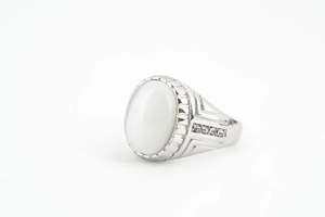 Vue macro de la bague géométrique en argent avec une grande pierre œil-de-chat et zircons