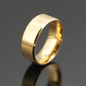 Bague classique en acier titane doré avec finition mate brossée et intérieur poli