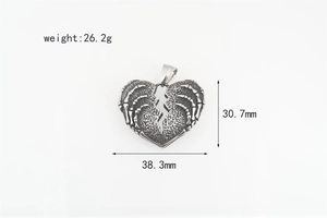 Vue détaillée du pendentif cœur tête de mort en acier rétro avec dimensions de 38mm