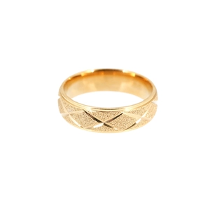 Klassischer Ring aus Gold-Titanstahl mit gefrostetem Rautenmuster und polierten Kanten