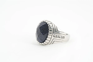 Vue détaillée d'une bague en grès bleu avec anneau argenté et petits diamants