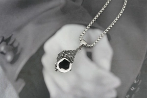 Gros plan détaillé d'un pendentif coquillage vintage en argent sur une chaîne box