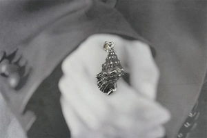 Vue macro du pendentif conque en argent vintage avec des textures réalistes de hip hop