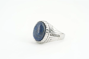 Détails macro d'une bague vintage pour homme avec pierre bleue ovale et ornements