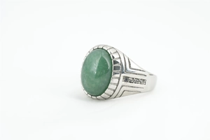 Détails de la bague en pierre verte ovale avec anneau argenté et petits diamants