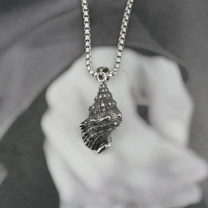 Collier Pendentif Conque en Acier Titane Vintage Style Océan Réaliste Finition Vieillie Chaîne Maille Miroir Bijoux Hip Hop