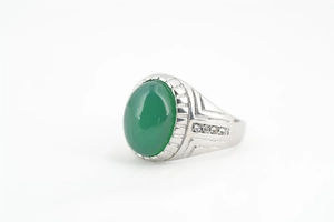 Détail macro d'une bague pour homme en argent avec une grande pierre verte et diamants