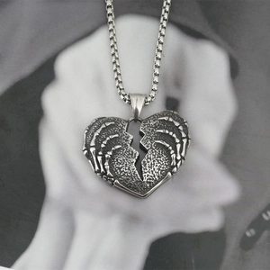 Collier Pendentif Cœur Brisé et Main de Squelette Gothique Vintage Acier Titane Punk Squelette Hip Hop Bijoux Mixte