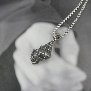 Pendentif coquillage vintage en acier titane avec une chaîne vénitienne pour hommes