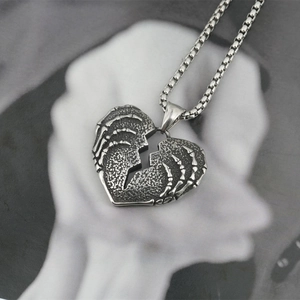 Collier gothique avec pendentif main de squelette cœur brisé et chaîne maille gourmette
