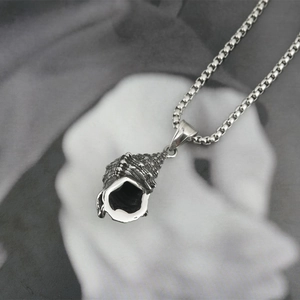 Collier avec pendentif conque rétro en acier titane vintage et chaîne maille vénitienne