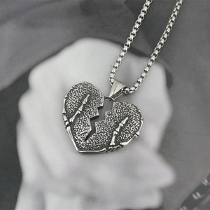 Collier rétro hip-hop en acier titane avec pendentif cœur et main de squelette gothique