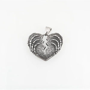 Pendentif gothique rétro mains de squelette tenant un cœur brisé en acier titane vintage