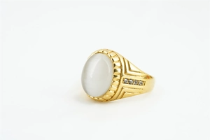 Vue détaillée d'une bague dorée avec une grande opale ovale et des accents latéraux