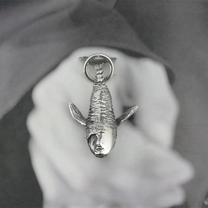Pendentif baleine vintage en acier titane argenté avec des motifs striés horizontaux